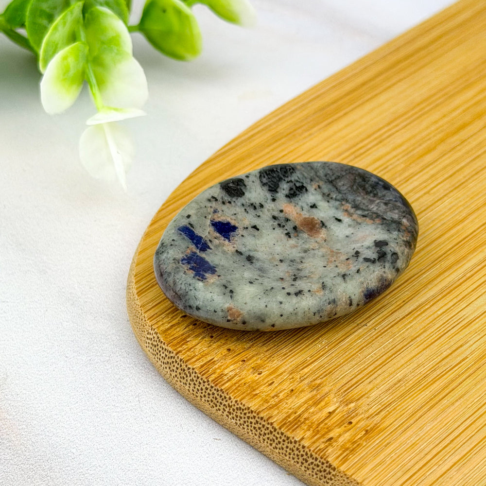 worry stone ou galet incurvé anti stress en sodalite