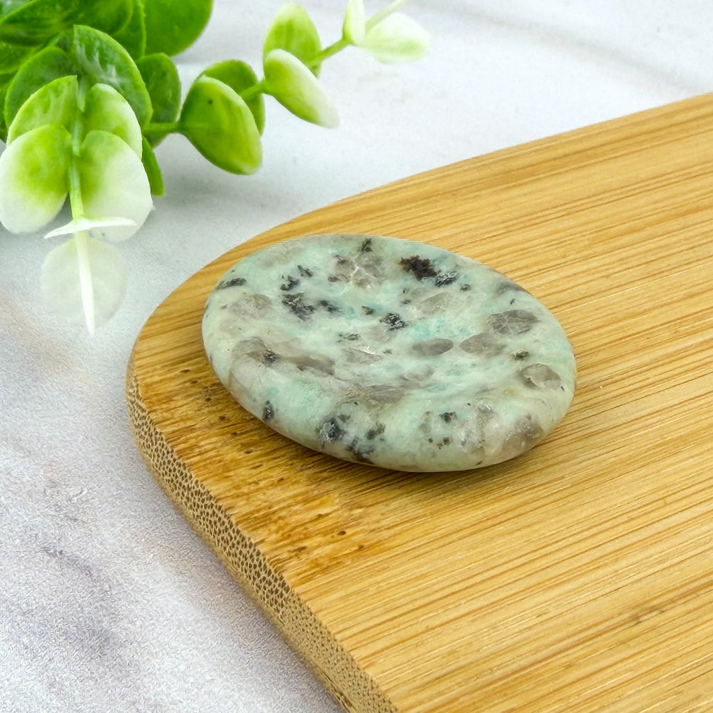 galet incurvé en jaspe kiwi