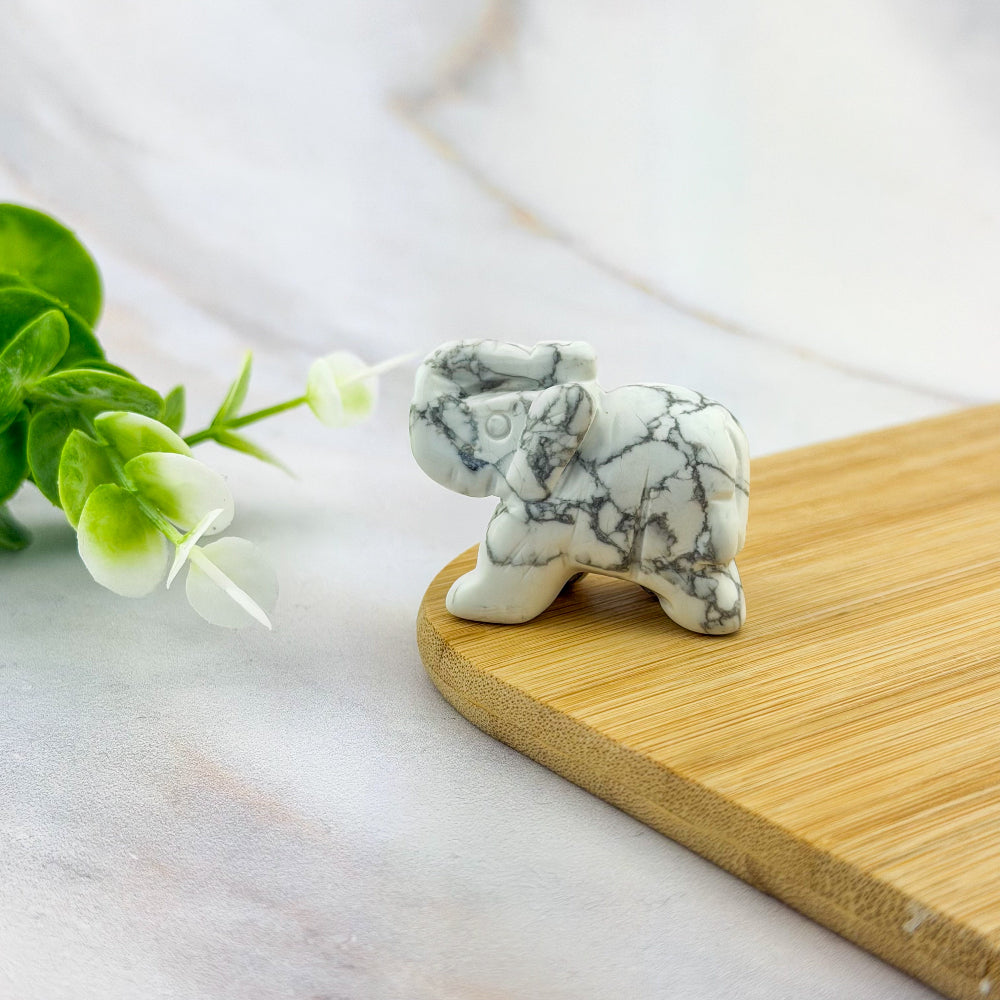 Eléphant en howlite blanche