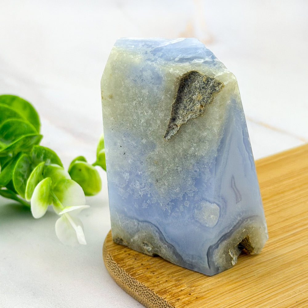 Tranche de calcédoine bleue cristallisée