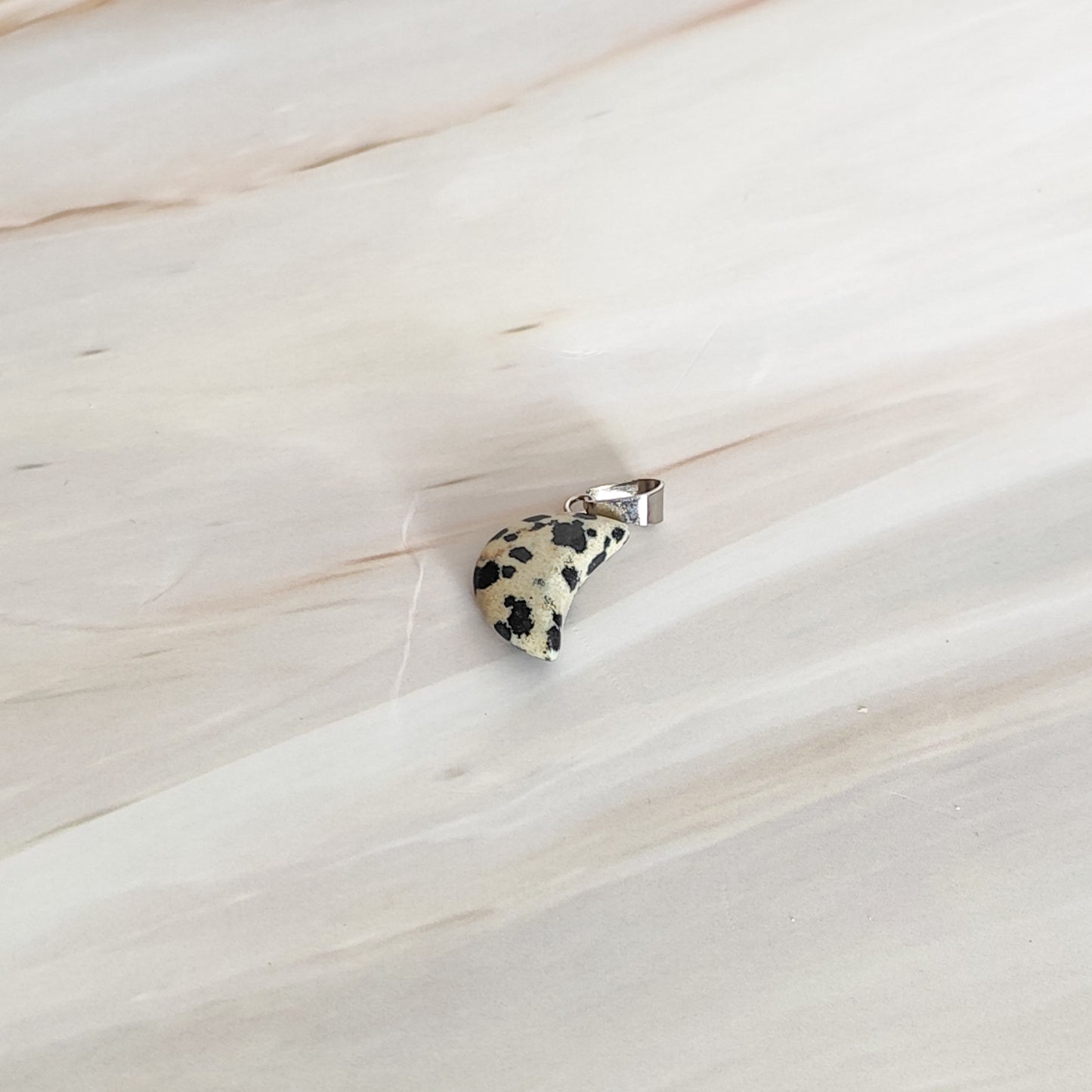 Pendentif lune en jaspe dalmatien