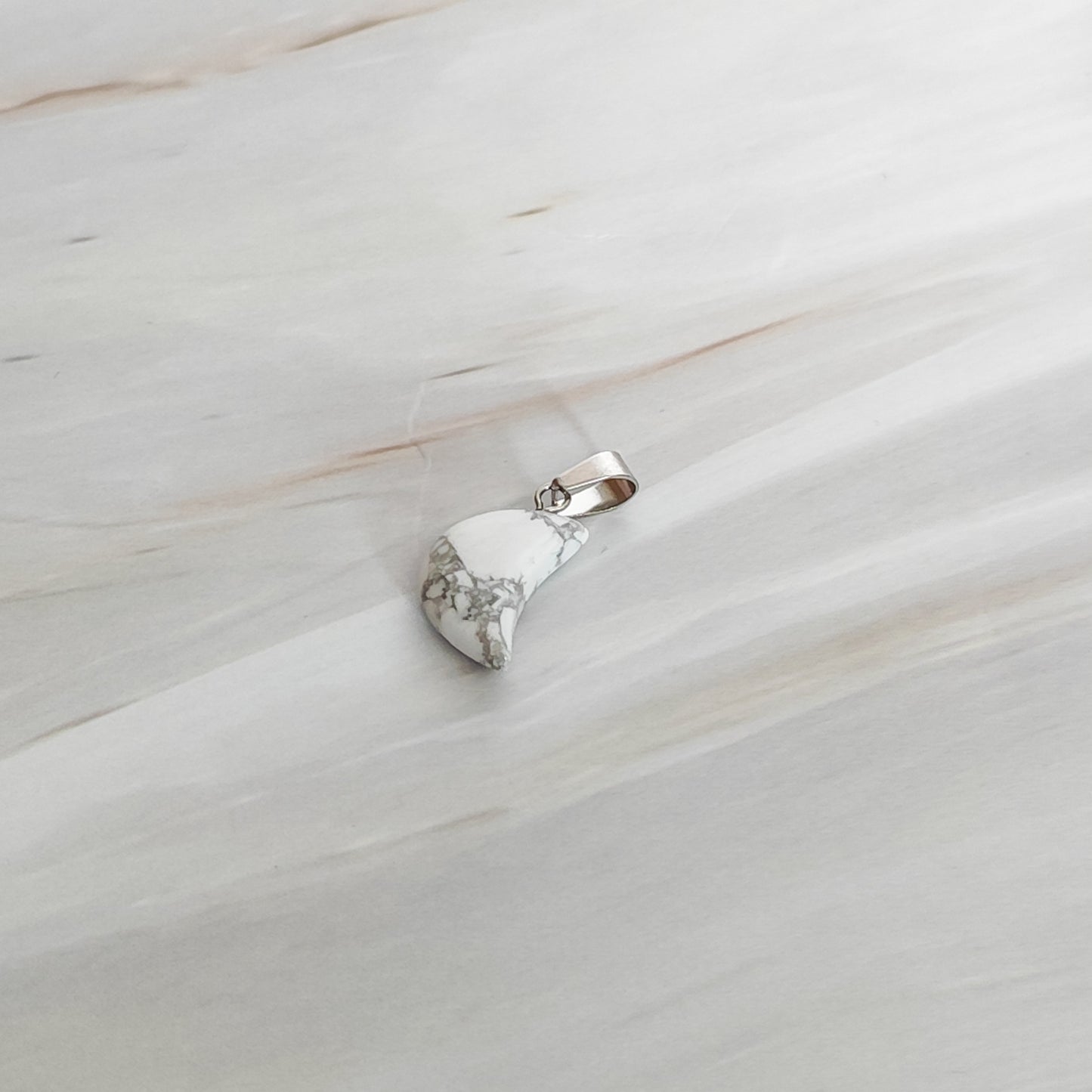 pendentif lune en howlite blanche