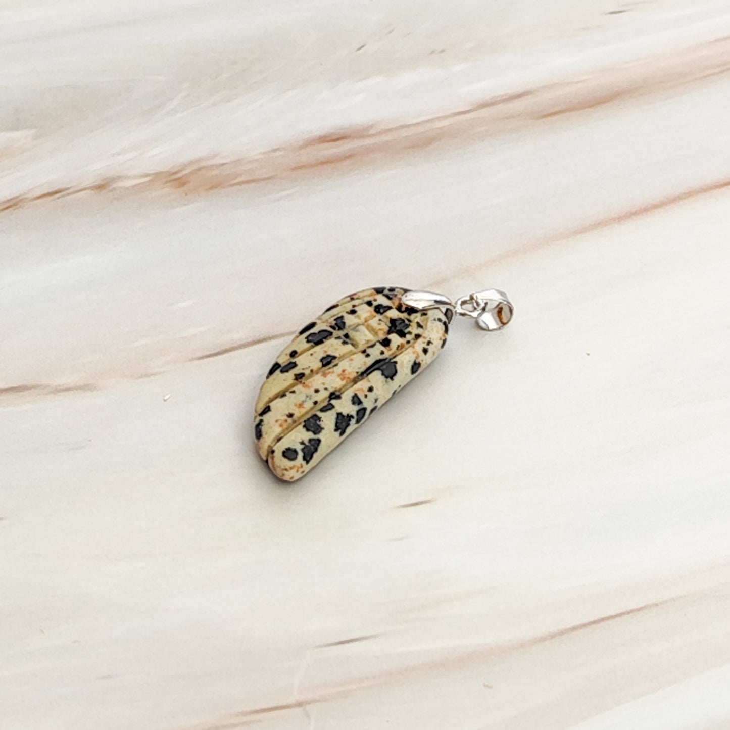 Pendentif aile d'ange en jaspe dalmatien