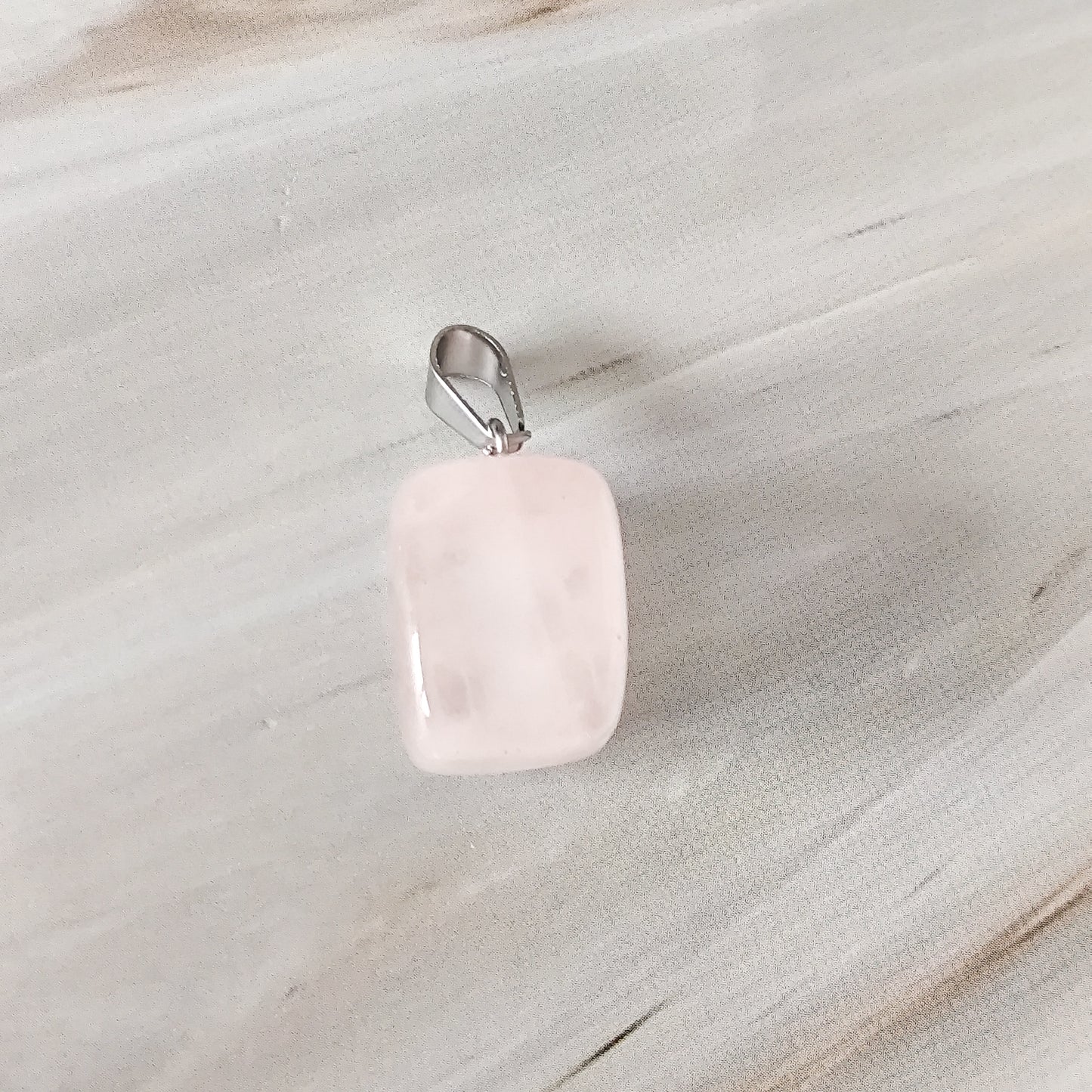 Pendentif rectangle en quartz rose