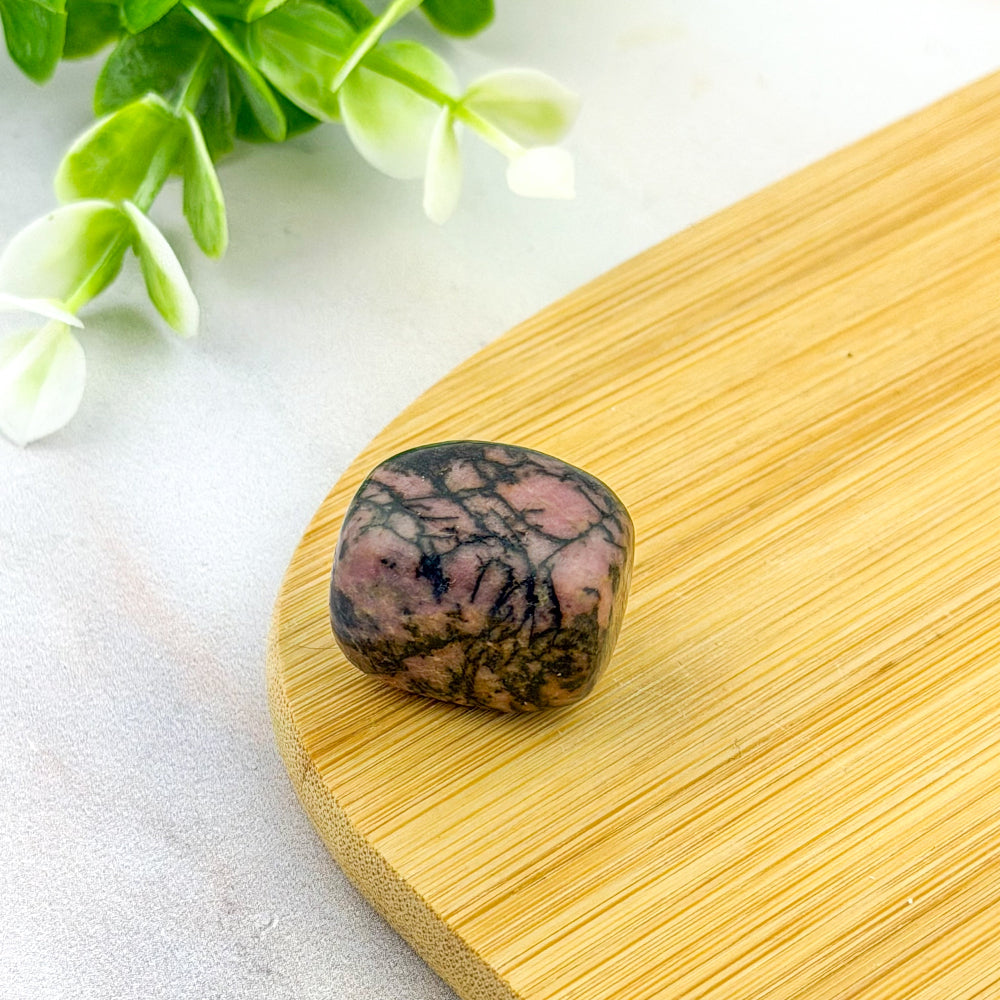 pierre roulée en rhodonite