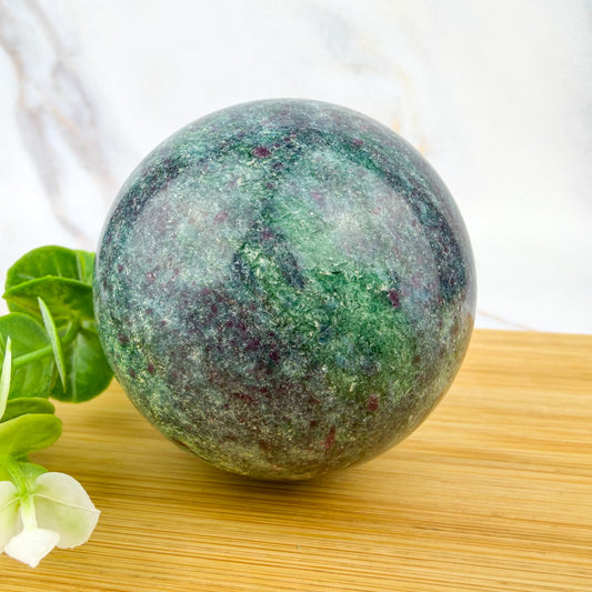 pierre ronde en cyanite rubis sur fuschite