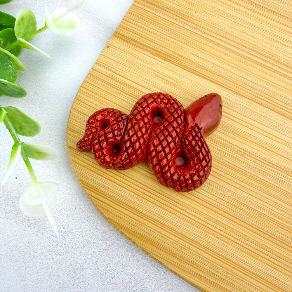 Serpent sculpté en jaspe rouge