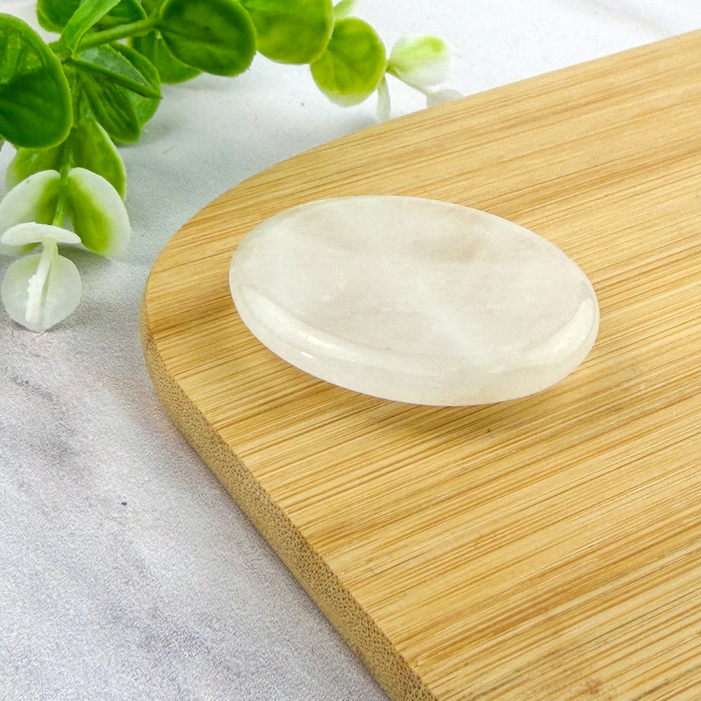galet anti stress incurvé en cristal de roche