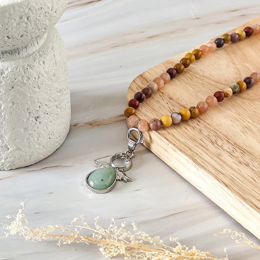 Accroche téléphone personnalisable mokaïte et pierre de soleil avec charms en aventurine verte