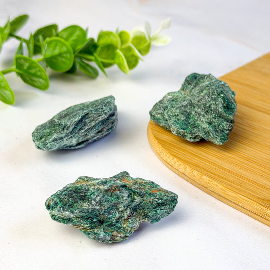 Fuschite : La Pierre du Bien-Être et de l’Énergie Positive - Le Cristal d'Eden