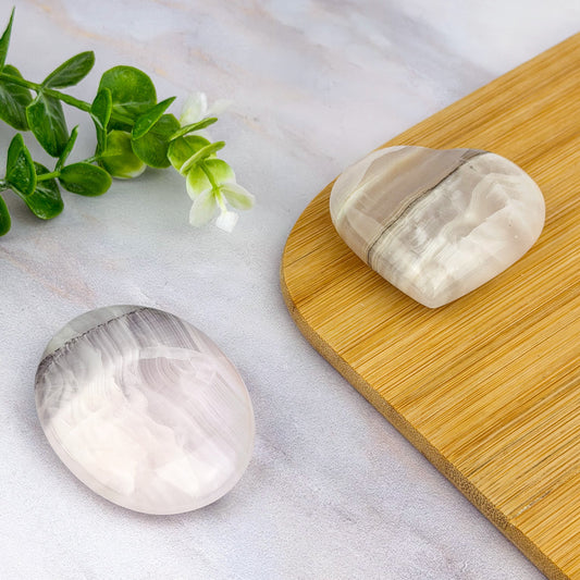 coeur et galet en calcite rose fumé