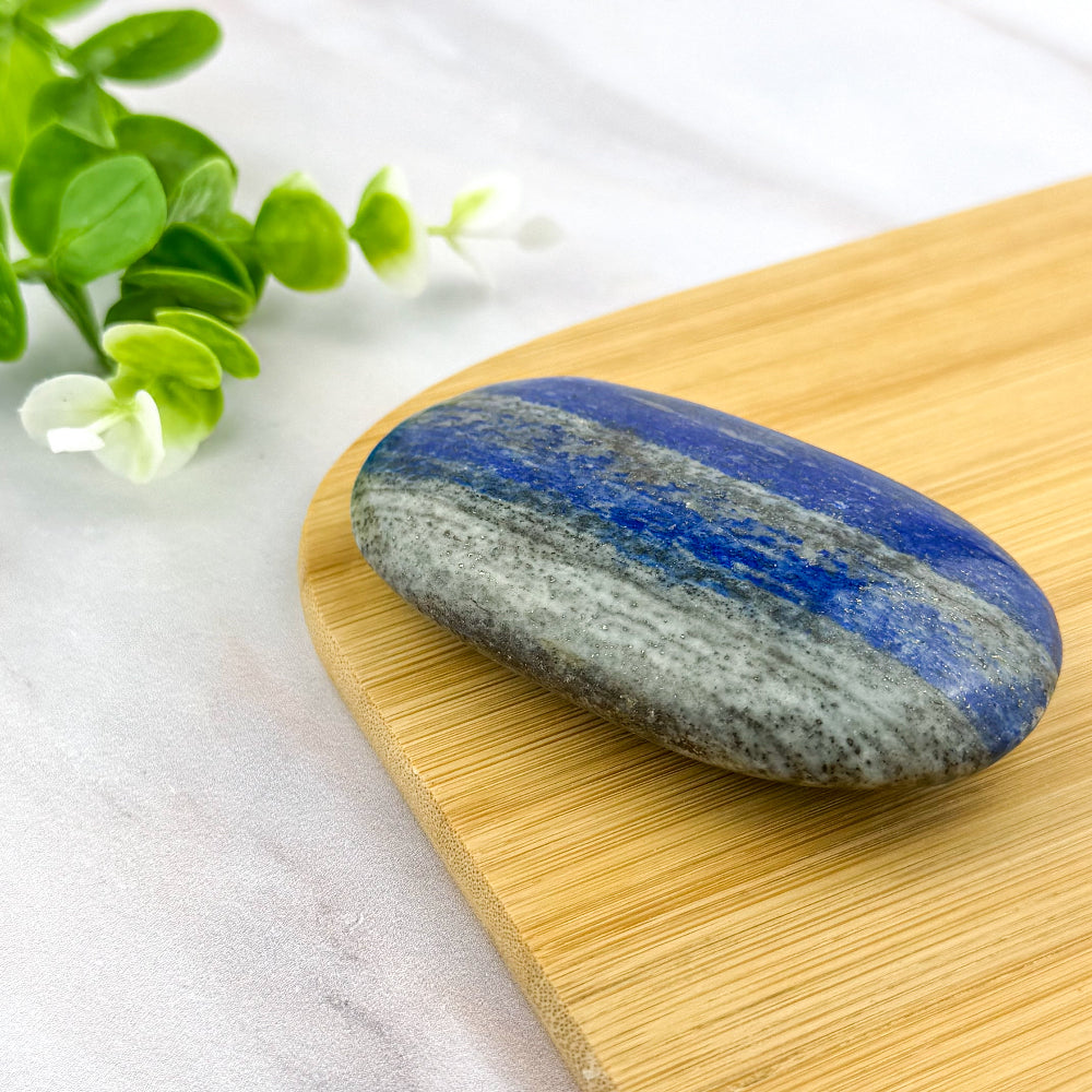 Galet en lapis lazuli
