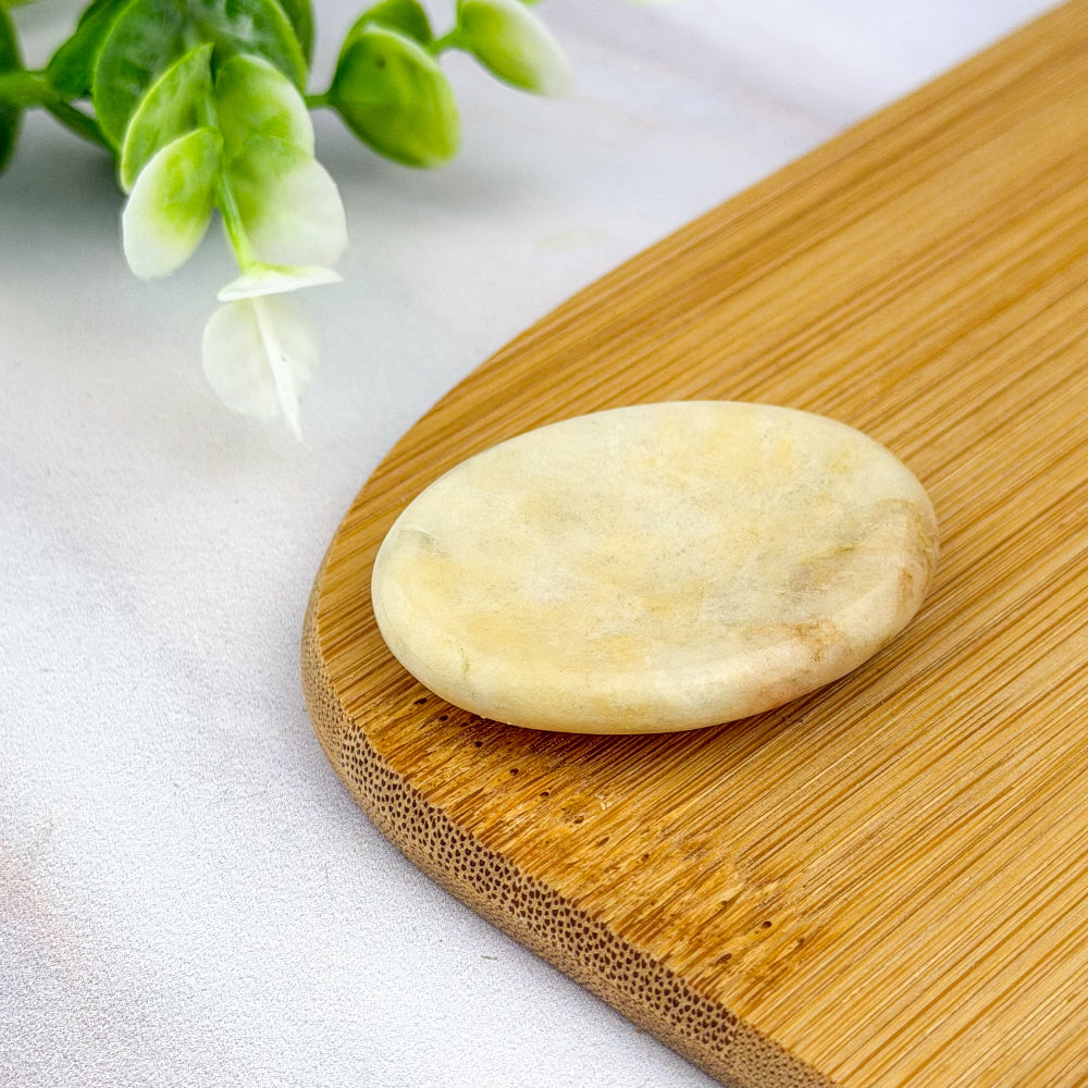 worry stone ou galet anti stress en pierre de lune