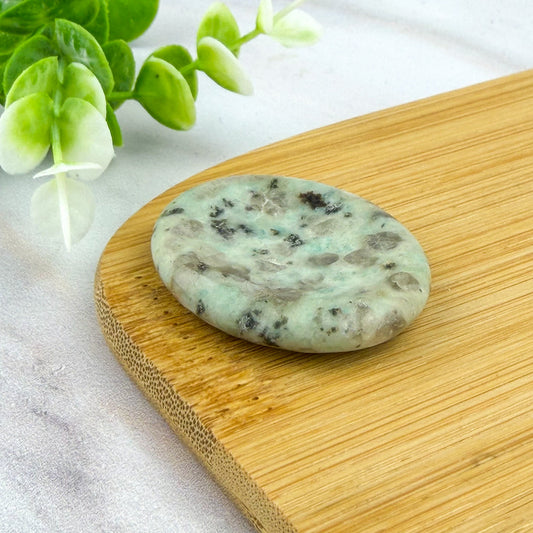 galet incurvé en jaspe kiwi