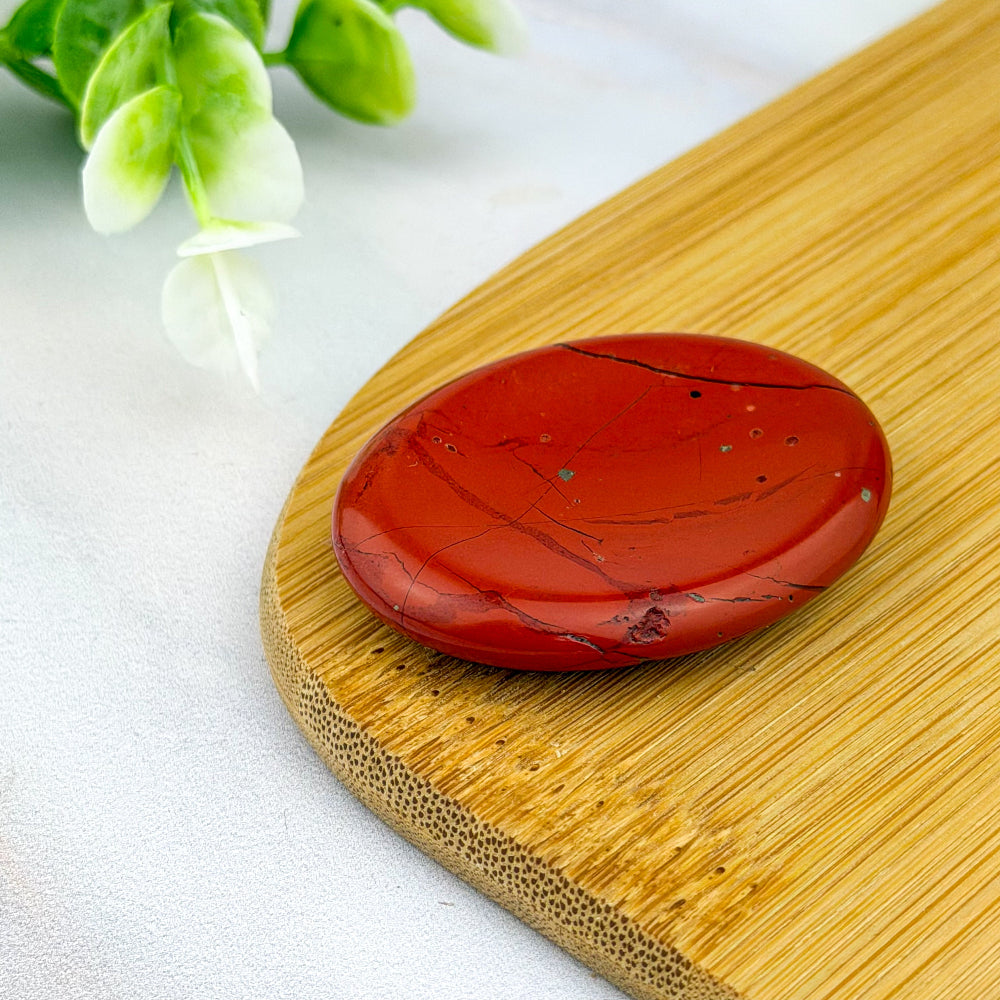 galet anti stress ou worry stone en jaspe rouge