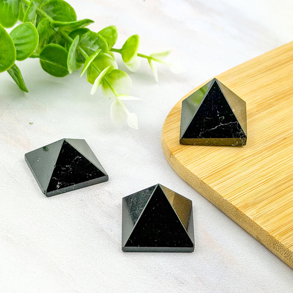 Pyramide en tourmaline noire du brésil