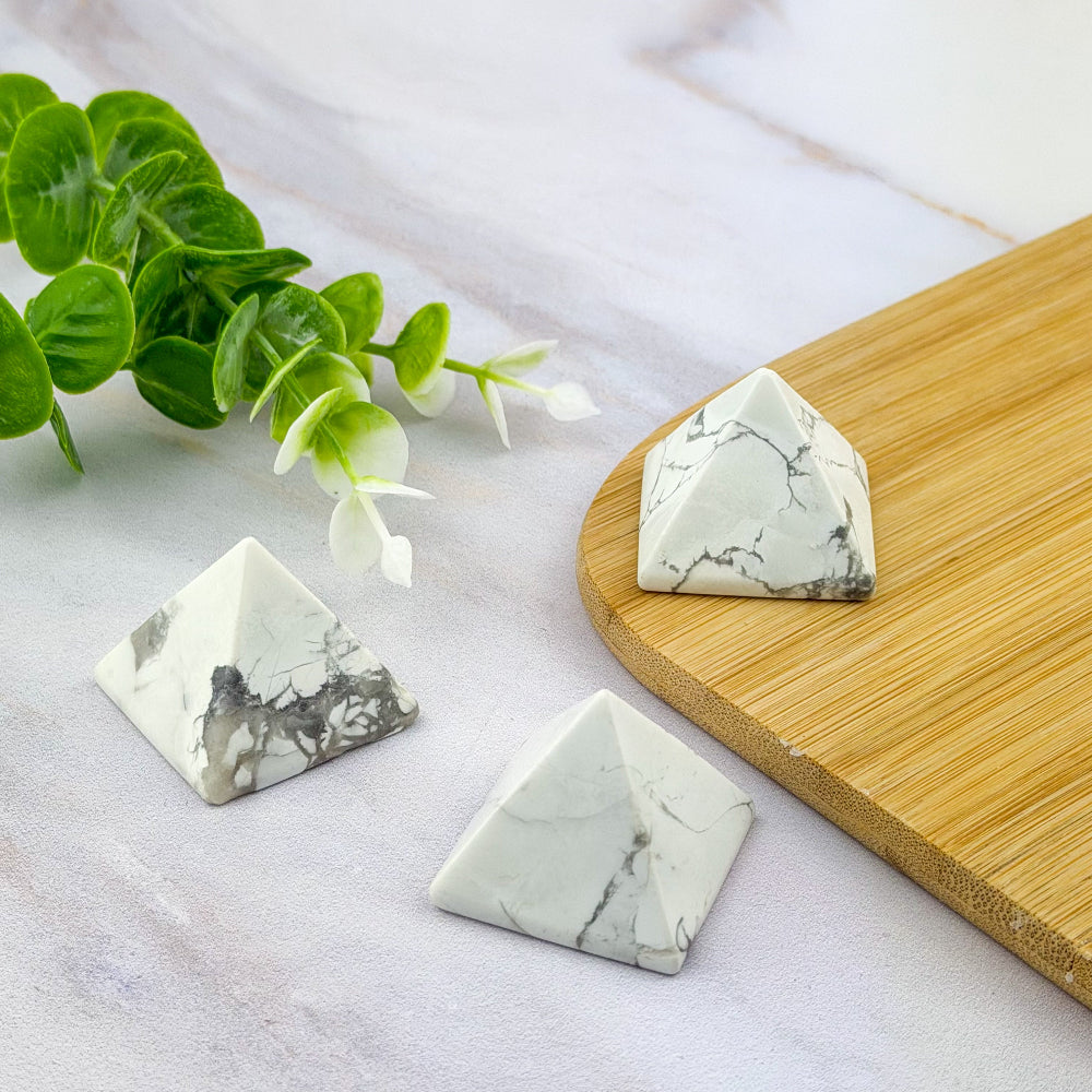 Pyramide en Howlite blanche