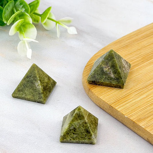 pyramide en vésuvianite