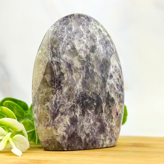 Forme libre en lépidolite