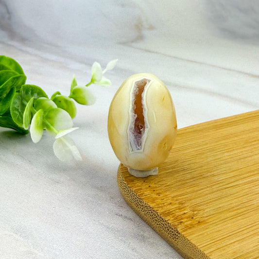 Œuf en agate cristallisée