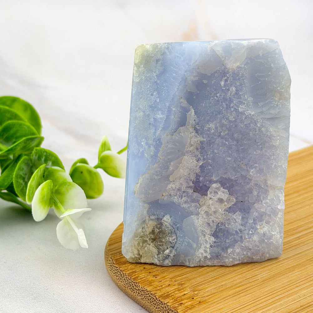 Forme libre en calcédoine bleue cristallisée