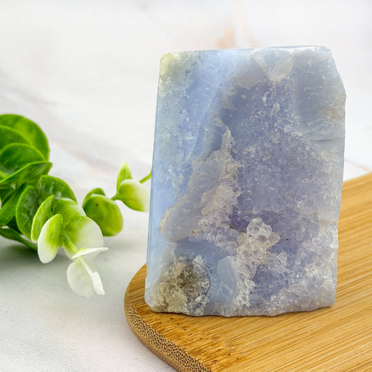 Forme libre en calcédoine bleue cristallisée