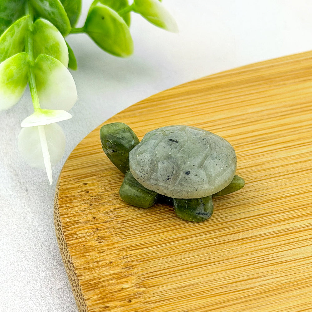 Tortue en jade néphrite et labradorite