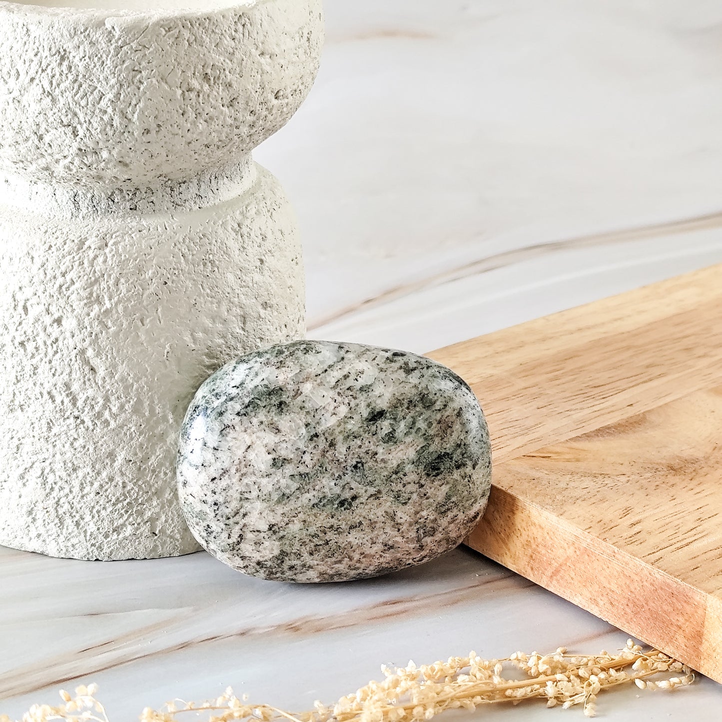 galet en tourmaline verte 