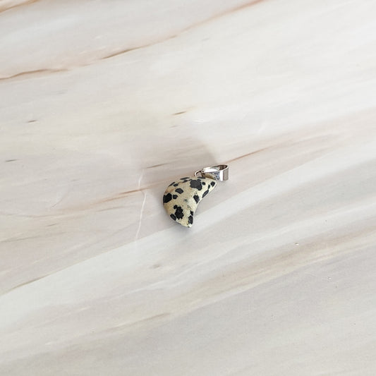 Pendentif lune en jaspe dalmatien
