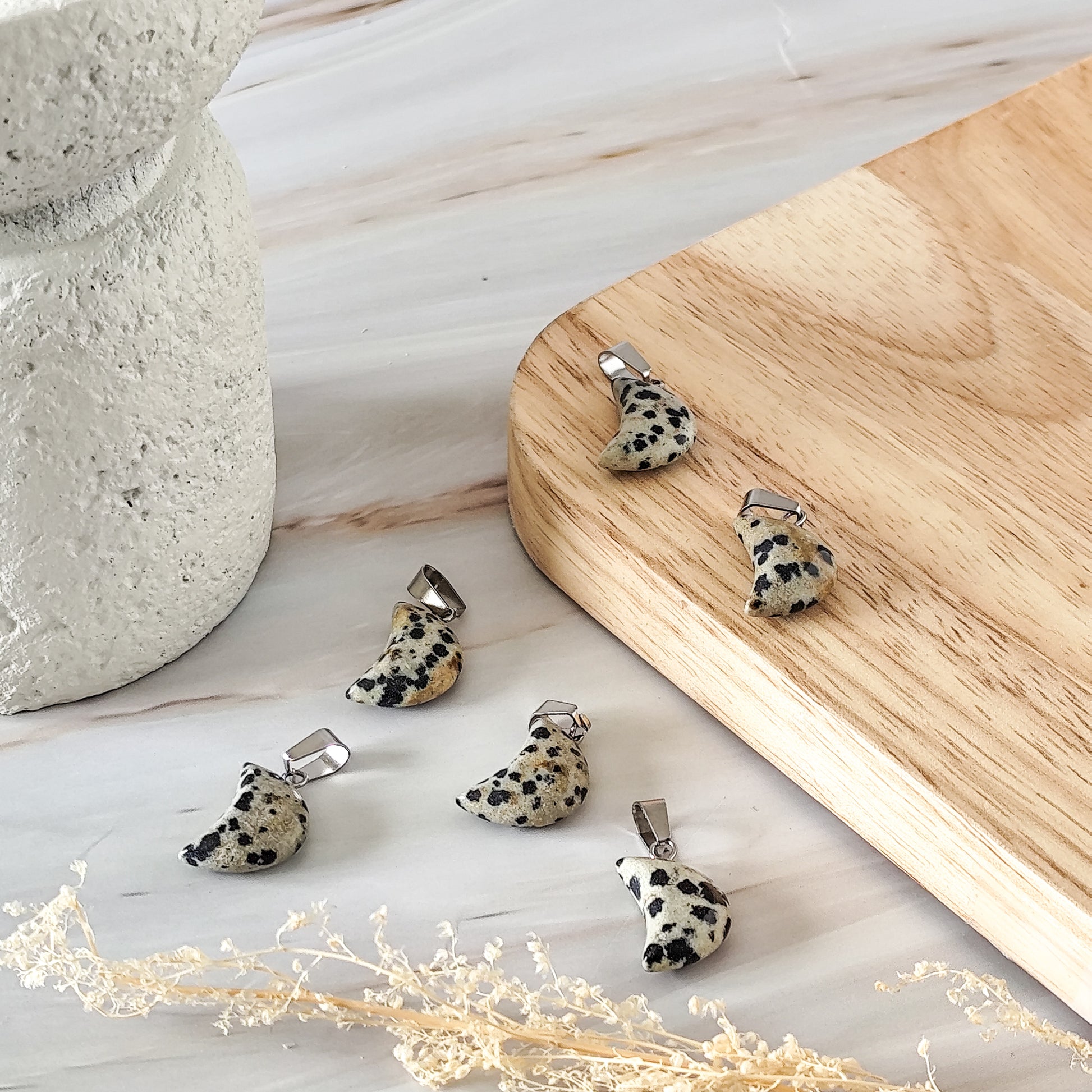 Pendentif lune en jaspe dalmatien