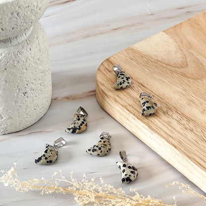 Pendentif lune en jaspe dalmatien
