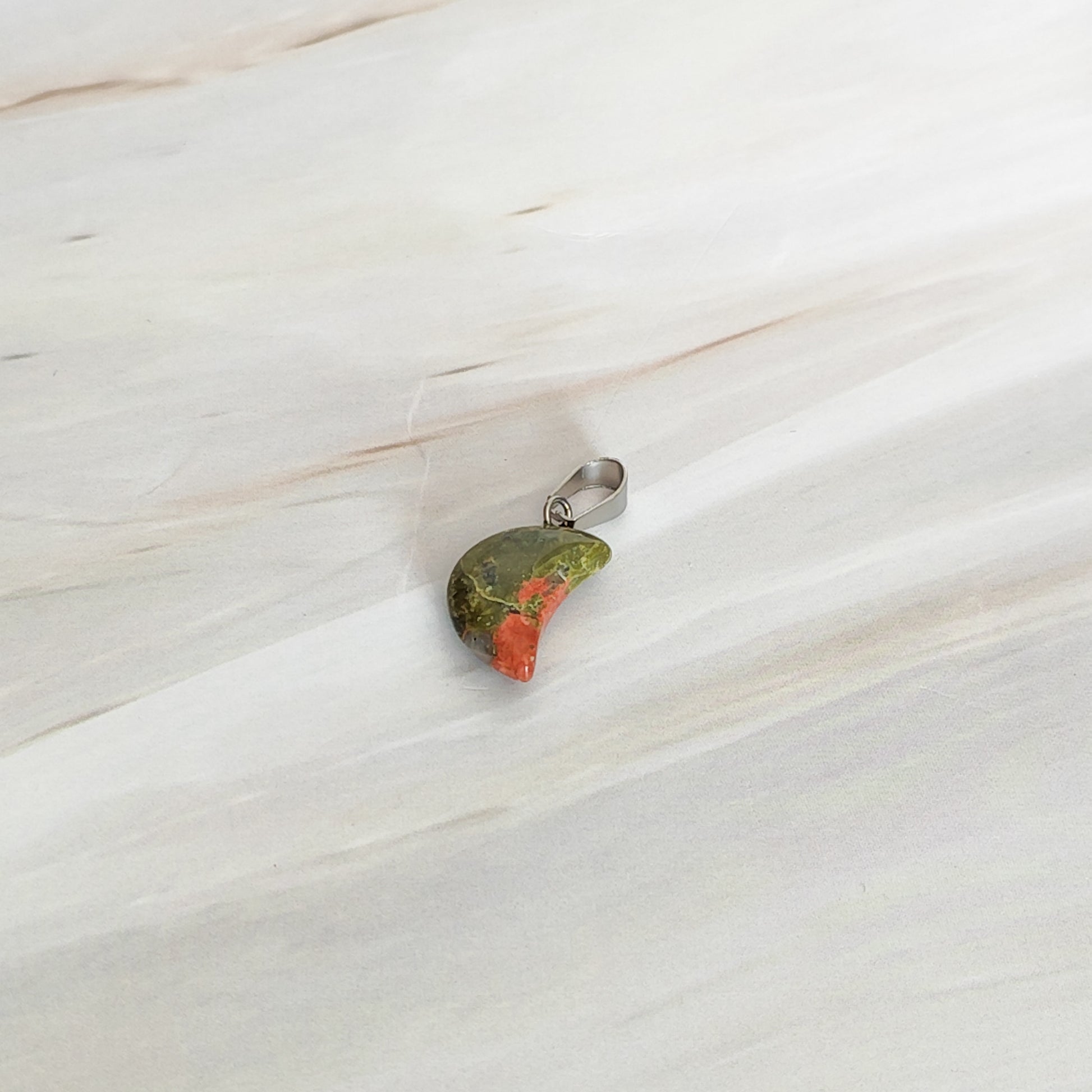 Pendentif lune en unakite