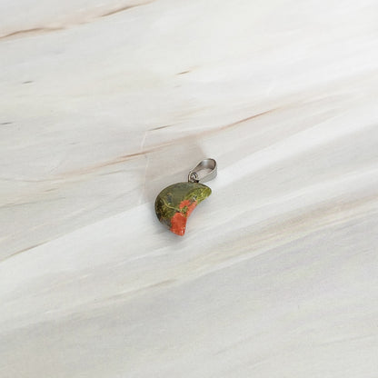 Pendentif lune en unakite