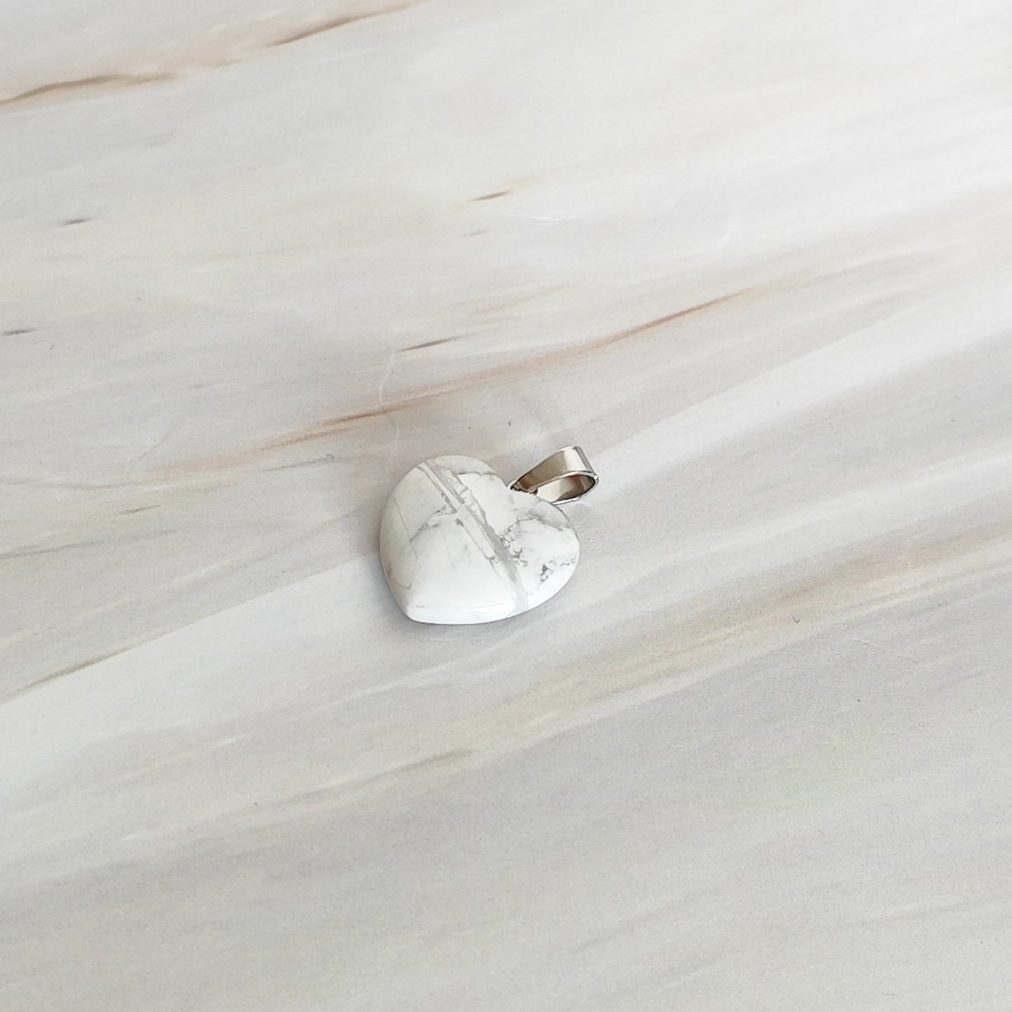 pendentif coeur en howlite blanche