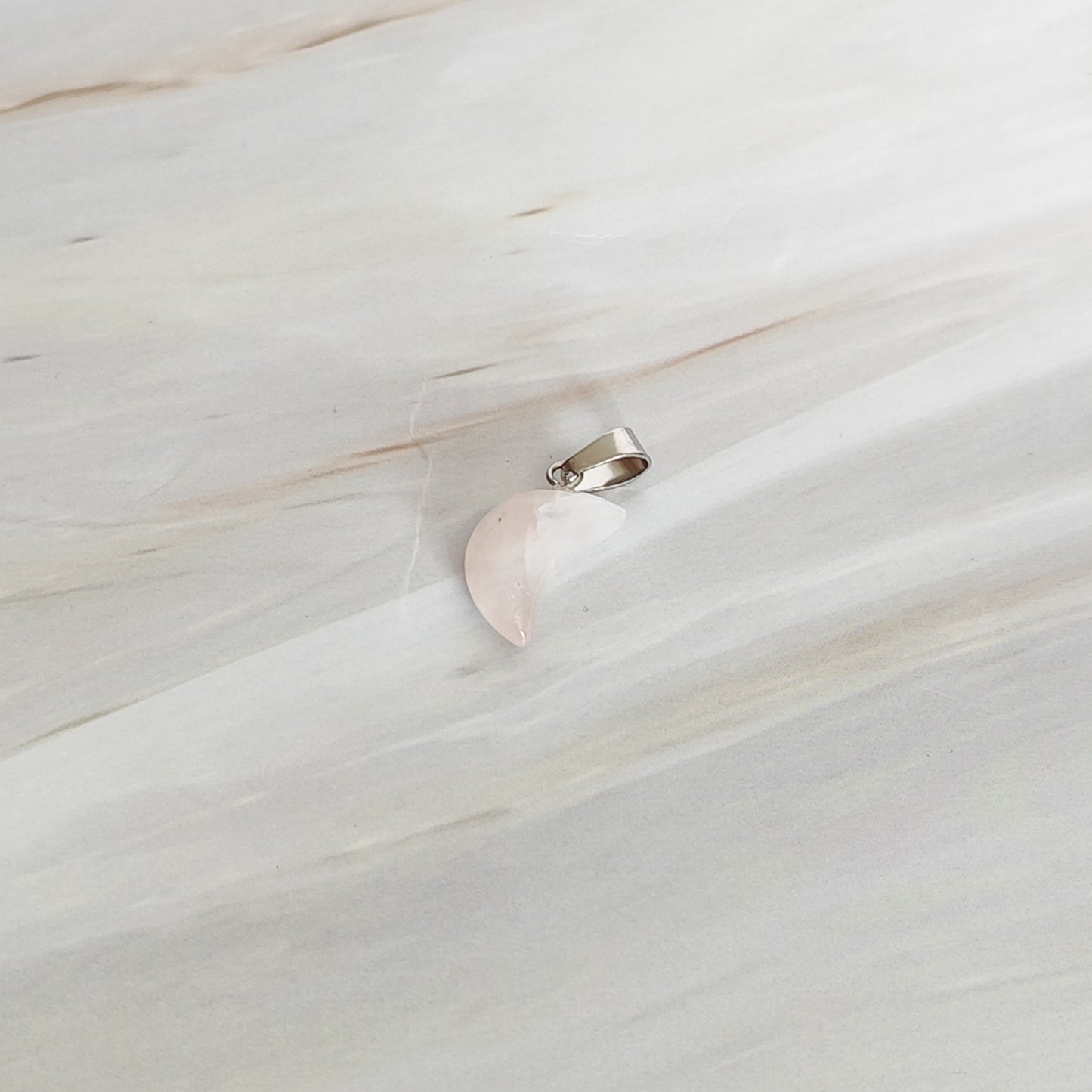 Pendentif lune en quartz rose