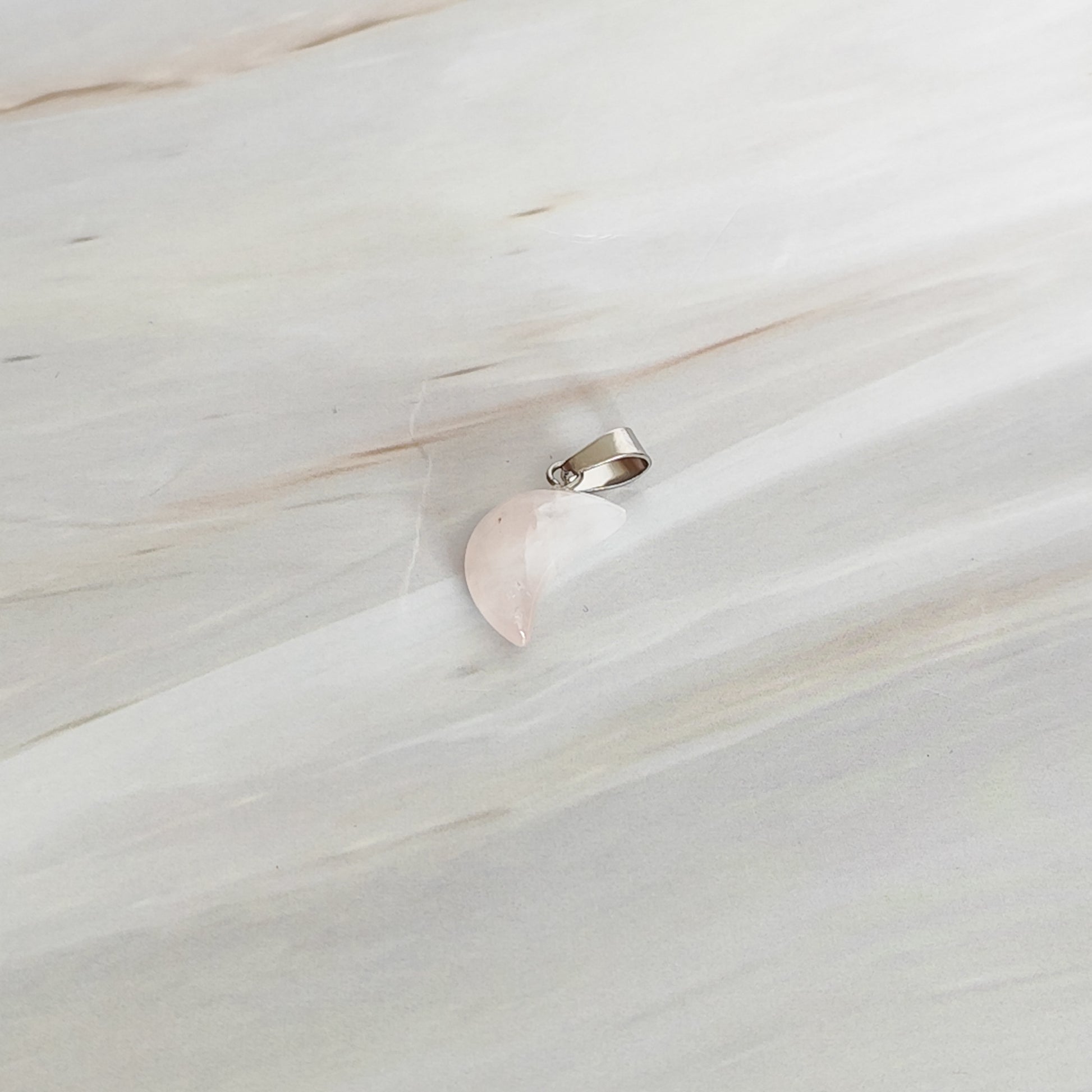 Pendentif lune en quartz rose