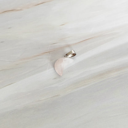 Pendentif lune en quartz rose