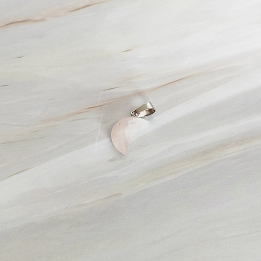 Pendentif lune en quartz rose