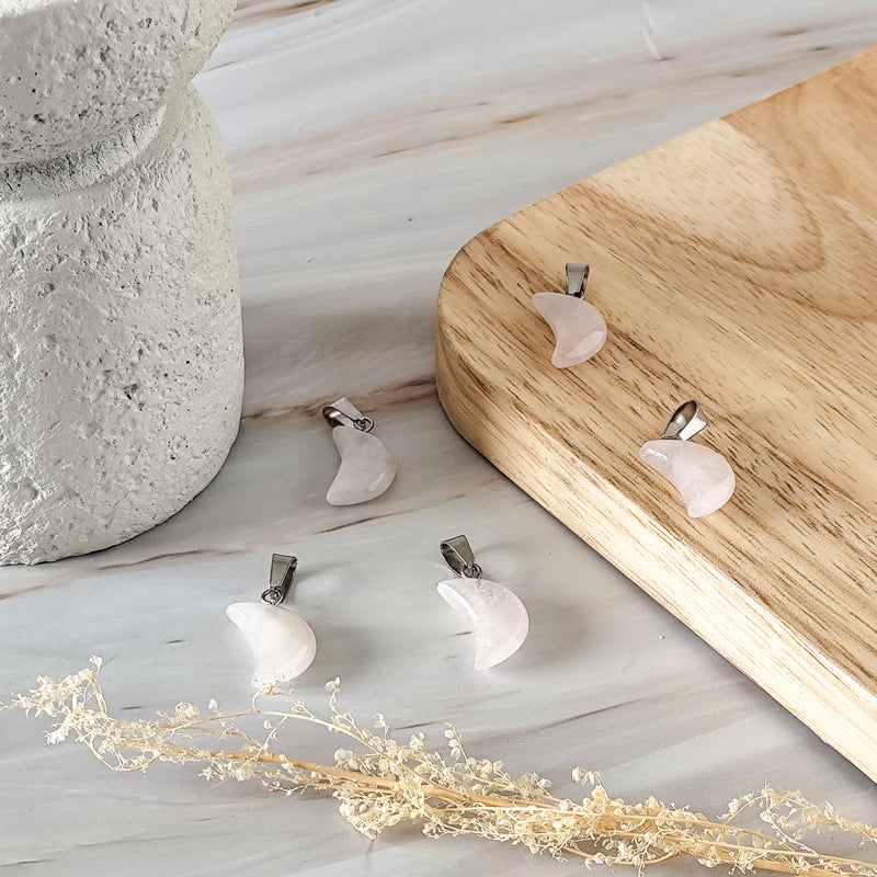 Pendentif lune en Quartz Rose