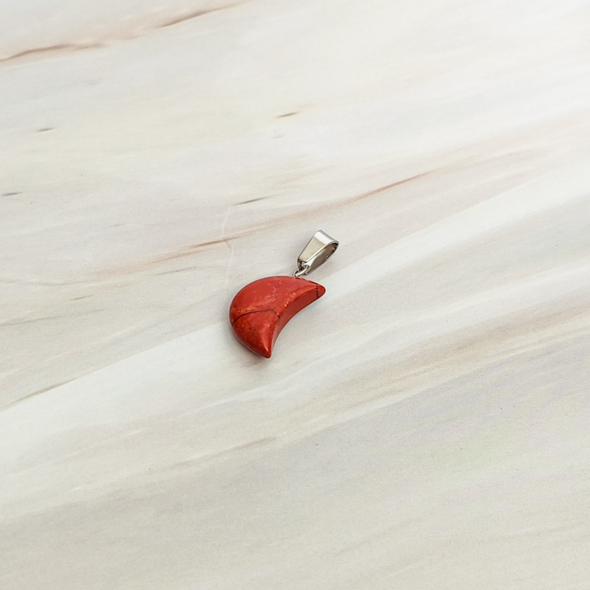 Pendentif lune en jaspe rouge