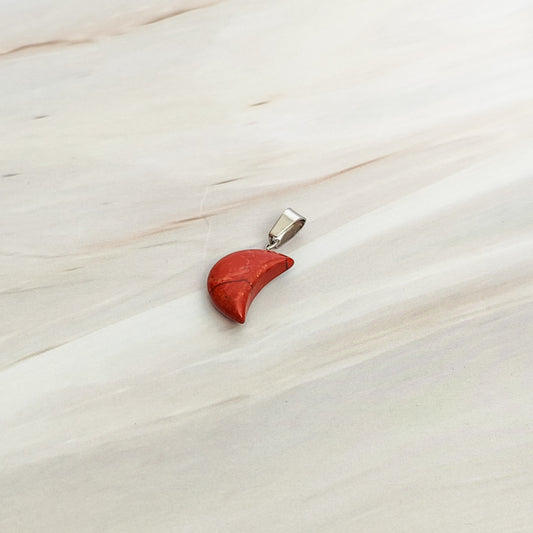 Pendentif lune en jaspe rouge