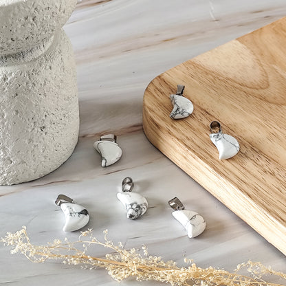 pendentif lune en howlite blanche