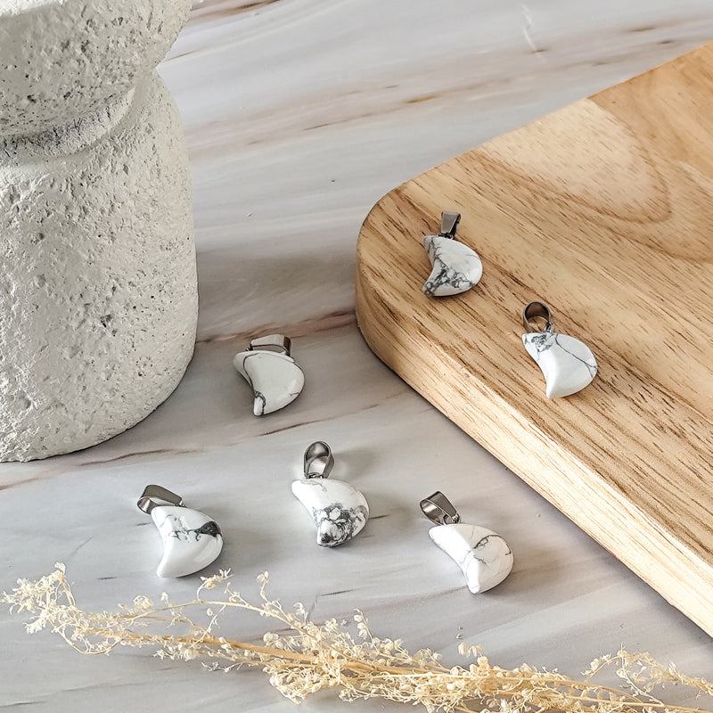 Pendentif lune en Howlite