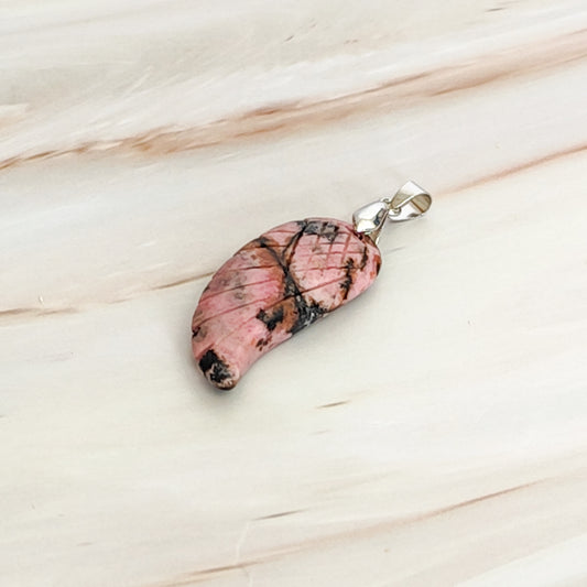 pendentif aile d'ange en rhodonite