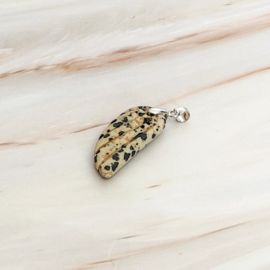 Pendentif aile d'ange en jaspe dalmatien
