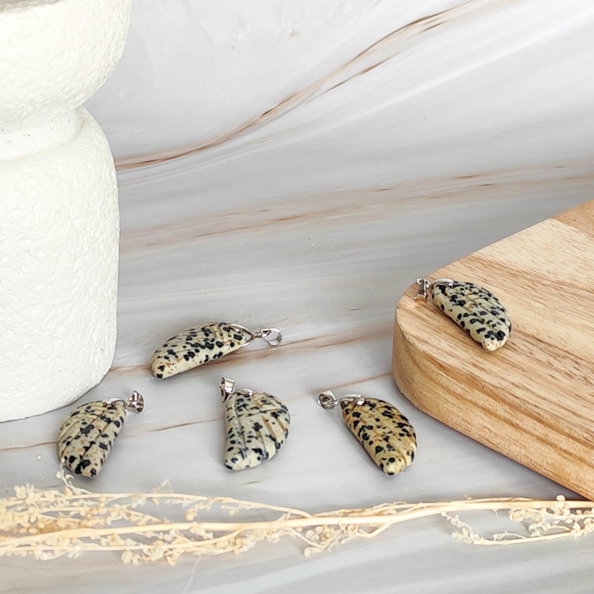pendentif aile d'ange en jaspe dalmatien