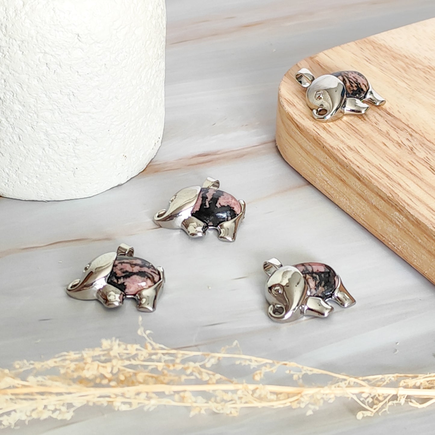 Pendentif éléphant en rhodonite