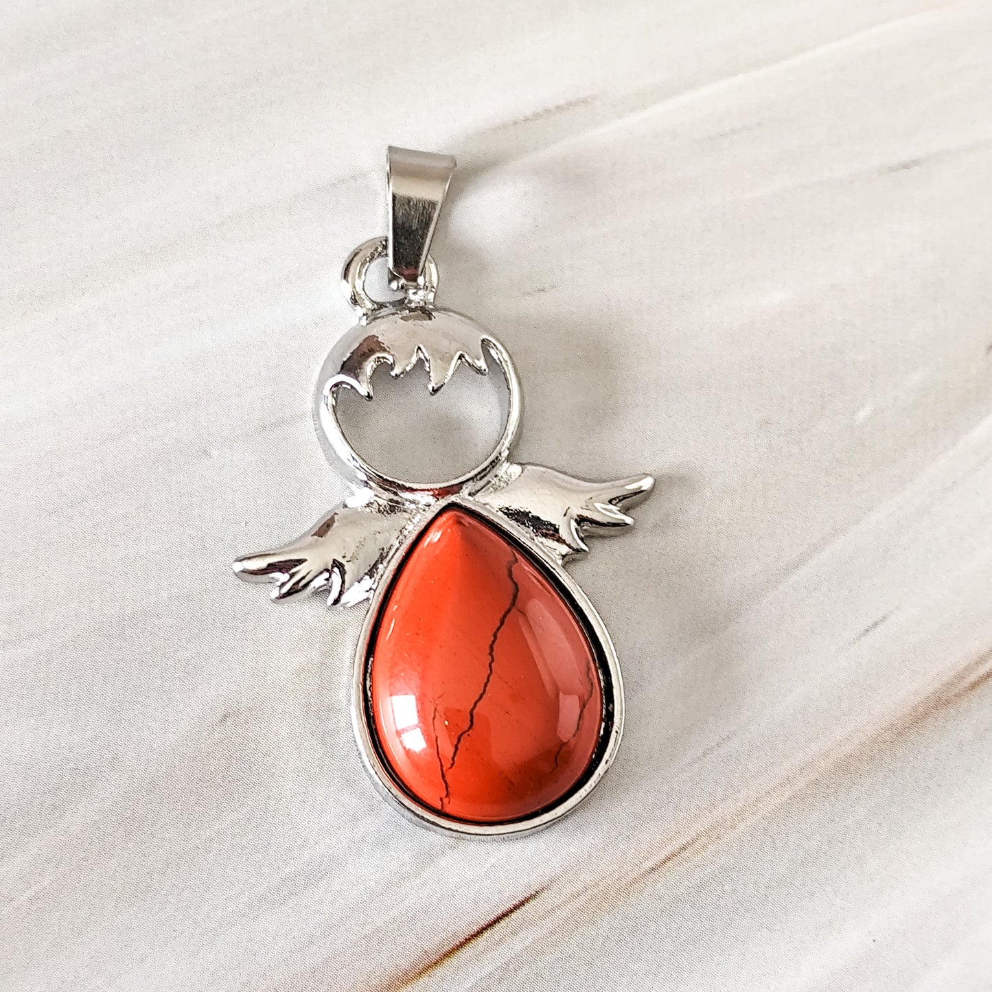 pendentif ange en jaspe rouge