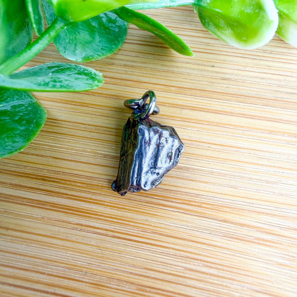 Pendentif en météorite brute