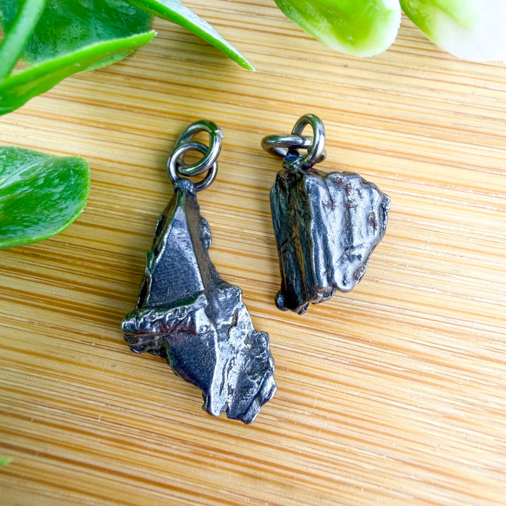Pendentif en pierre brute de météorite